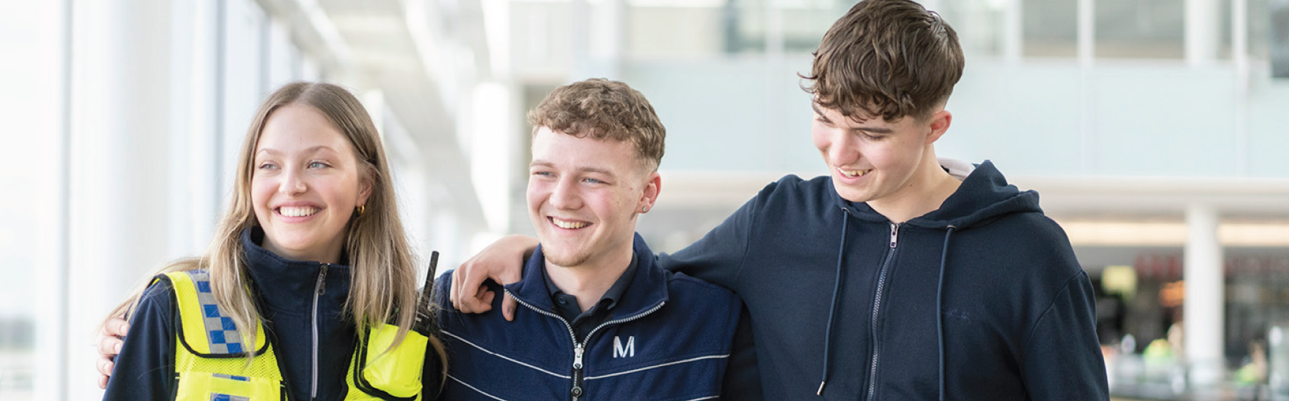 Junge Mitarbeitende am Flughafen München